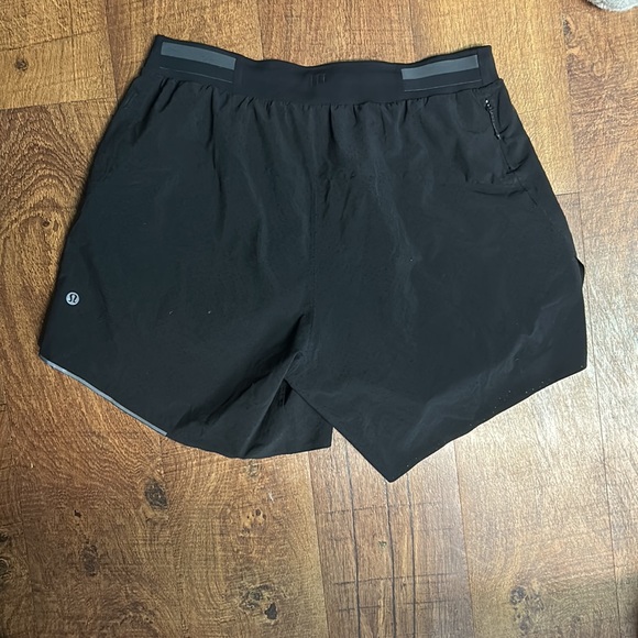 Men’s Lululemon running shorts w/liner - Picture 2 of 4